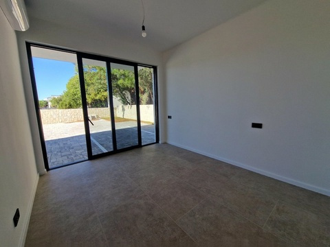 Schlafzimmer mit Fenster zum Garten
