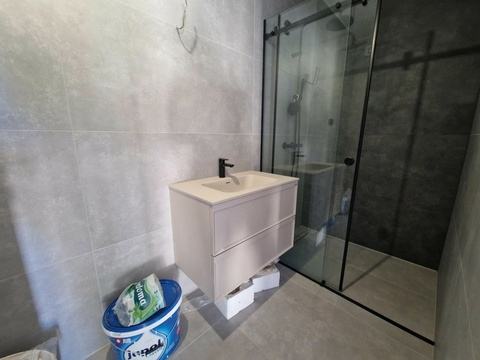 Badezimmer mit Dusche und Waschtisch