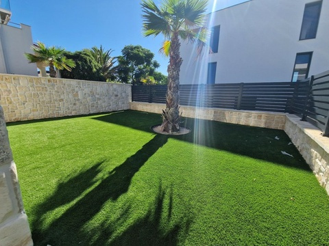 Garten mit Natursteinmauer und Zaun