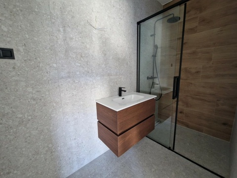 Badezimmer mit Dusche und Waschtisch
