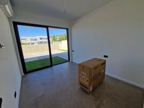 Wohnzimmer mit Klimaanlage und Blick zur Terrasse