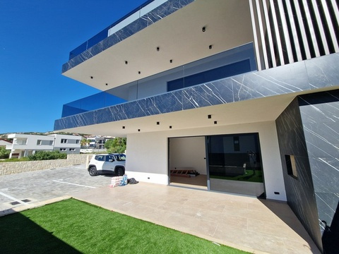 Terrasse und Garten der Erdgeschosswohnung mit Parkplatz