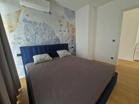 Schlafzimmer mit Doppelbett und Klimaanlage