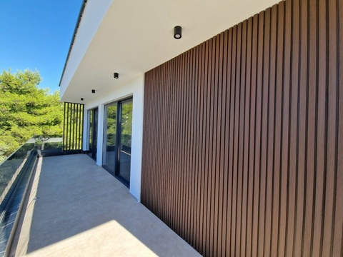 Loggia mit Holzverkleidung und Blick ins Grüne