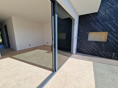 Wohnbereich mit Glasfront und Marmorwand
