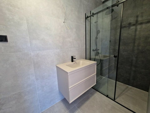 Badezimmer mit Dusche und Waschtisch