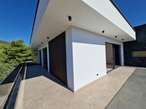Loggia entlang der Wohnung mit Fliesenboden