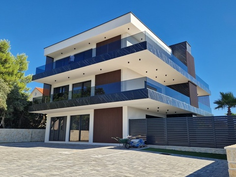 Neubau mit sechs Wohnungen und Balkonen