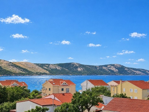 Blick von der Terrasse über die Dächer auf das Meer
