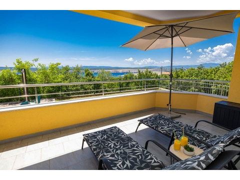 Loggia mit Sonnenschirm und Meerblick