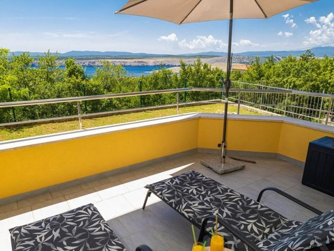 Loggia mit Liegen und Blick auf das Meer