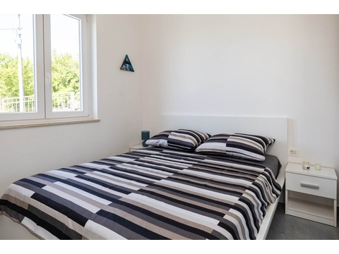 Schlafzimmer mit Doppelbett und Fenster