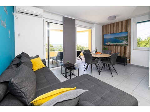 Wohnzimmer mit grauem Sofa und Fernseher