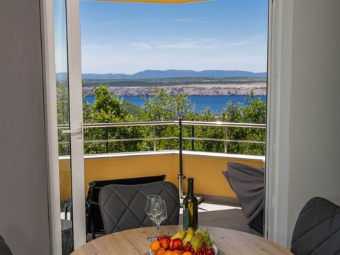 Esstisch auf der Loggia mit Meerblick