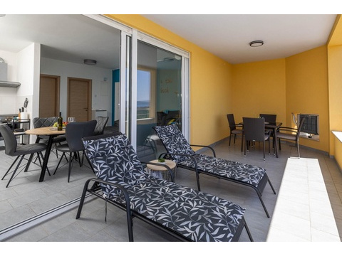 Wohnzimmer mit Essbereich und offener Loggia