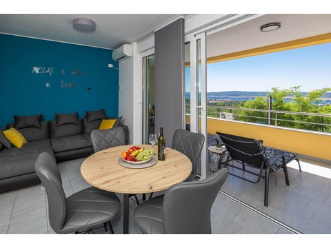 Wohnzimmer mit Esstisch und Zugang zur Loggia