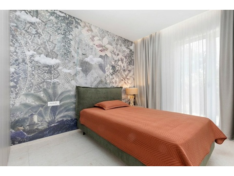 Schlafzimmer mit Tapete und Doppelbett