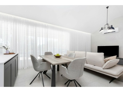 Essbereich mit Blick ins Wohnzimmer