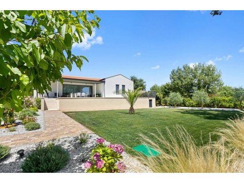 Blick vom Garten auf die Villa