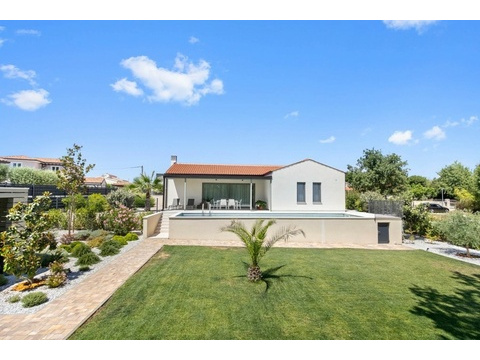 Villa mit Pool und Rasenfläche im Garten