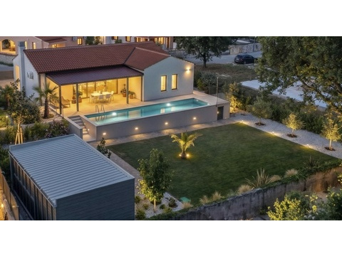 Luftaufnahme der Villa mit Pool und Grundstück