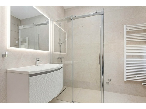 Badezimmer mit Waschtisch und Dusche