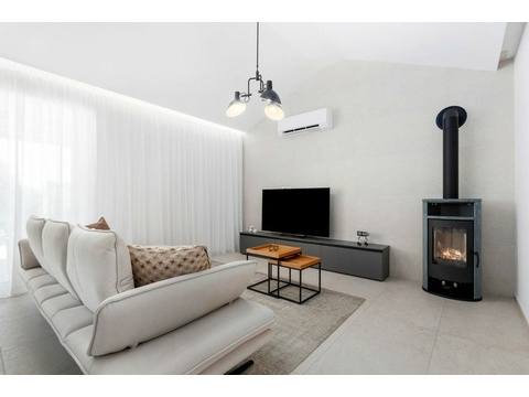 Wohnzimmer mit Kaminofen und Fernseher