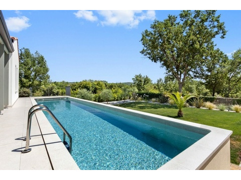 Pool mit Blick in den Garten