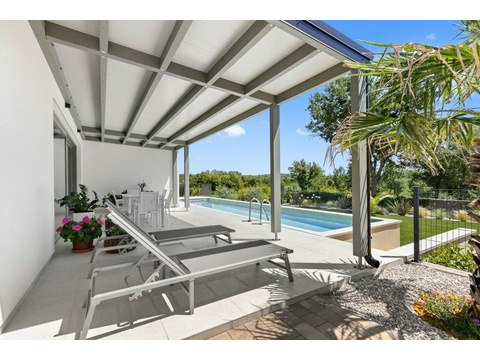 Terrasse mit Liegen neben dem Pool