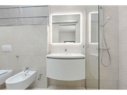 Badezimmer mit Dusche und Spiegel