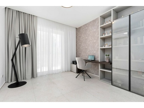 Arbeitsbereich mit Schreibtisch und Schrank