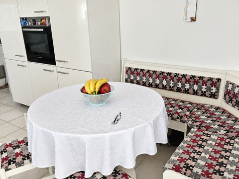 Küche mit Eckbank und rundem Tisch