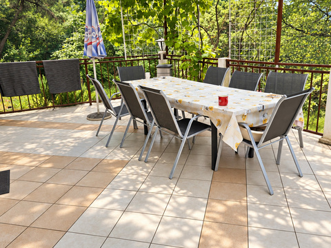 Terrasse mit Pergola und Esstisch