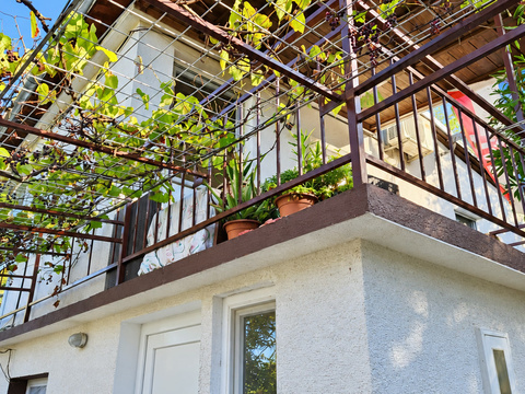 Haus mit Außentreppe und Weinlaube