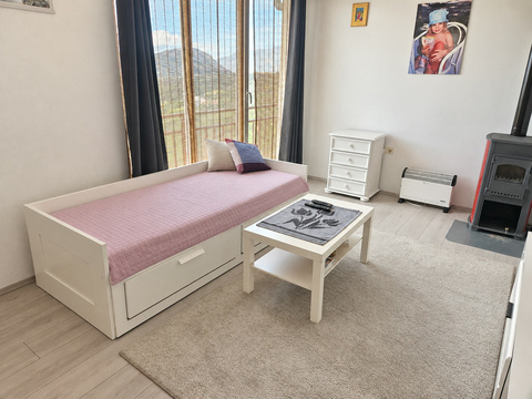 Schlafzimmer mit Bett und Blick ins Grüne