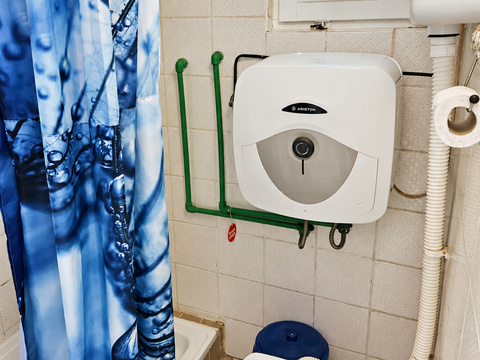 Toilette mit Fenster und Boiler