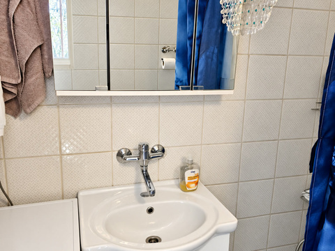 Badezimmer mit Waschtisch und Dusche