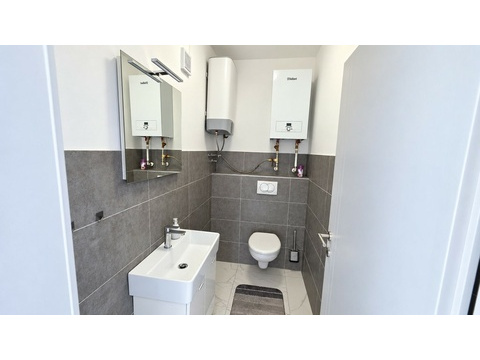 Separate Toilette mit Waschbecken