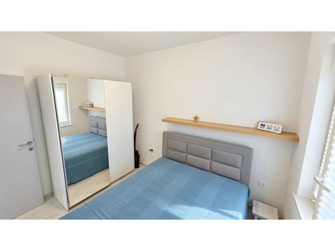 Schlafzimmer mit Spiegelschrank und Doppelbett