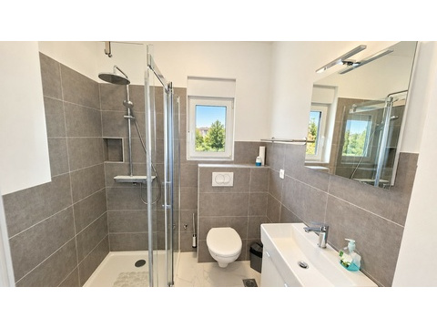 Badezimmer mit Dusche und Toilette