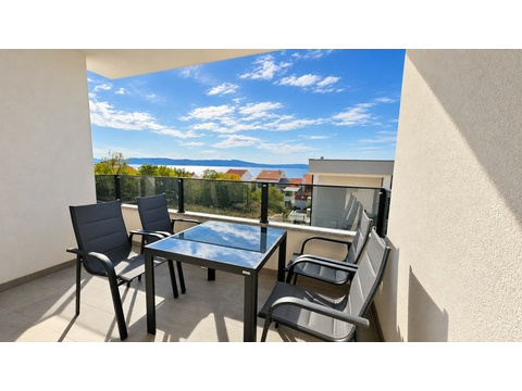 Loggia mit Sitzgruppe und Blick auf das Meer