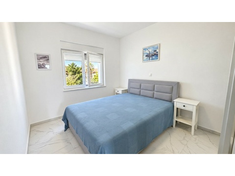 Zweites Schlafzimmer mit Nachttisch