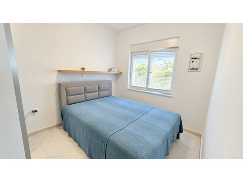 Schlafzimmer mit Wandablage und Fenster