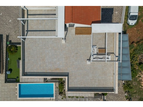 Luftaufnahme mit Dachterrasse, Rasen und Pool