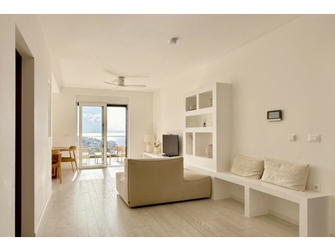 Wohnzimmer mit Sofa und Blick zum Balkon