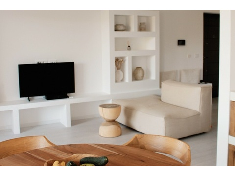 Wohnzimmer mit Regalen und Fernseher