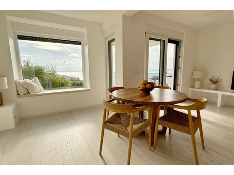 Esstisch am Fenster mit Blick nach draußen