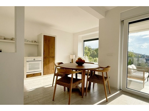 Küche und Essbereich mit Tür zum Balkon