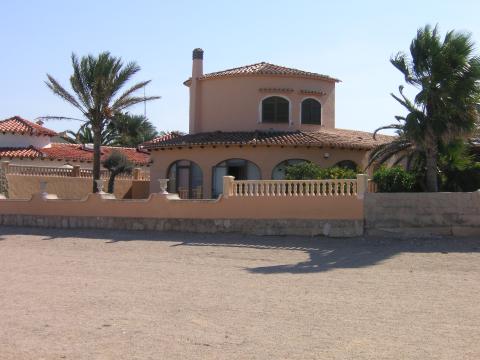 Fassade der Villa direkt am Sandstrand