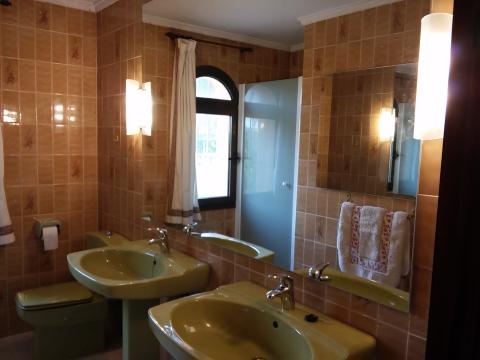 Renoviertes und ausgestattetes Badezimmer